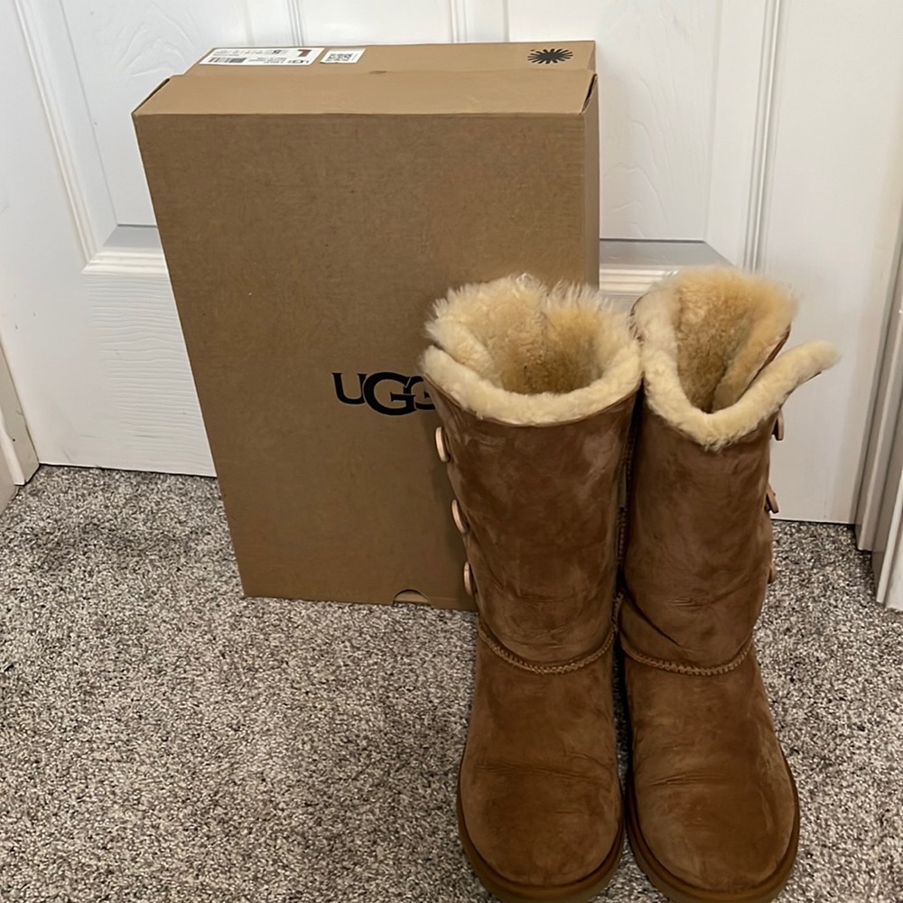 Youth Ugg K Bailey Button Triplet boot in size 5. Color- Chestnut.